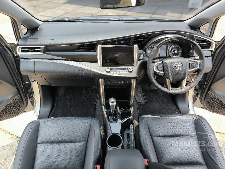 Kijang Innova 2.4 Venturer MPV